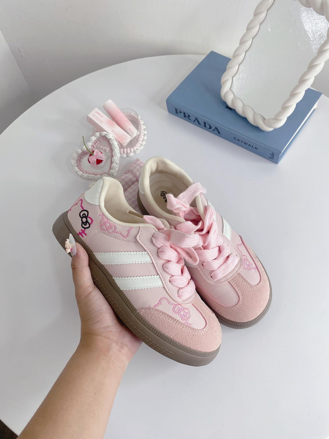 Cinnawrld Embroidery Sneakers