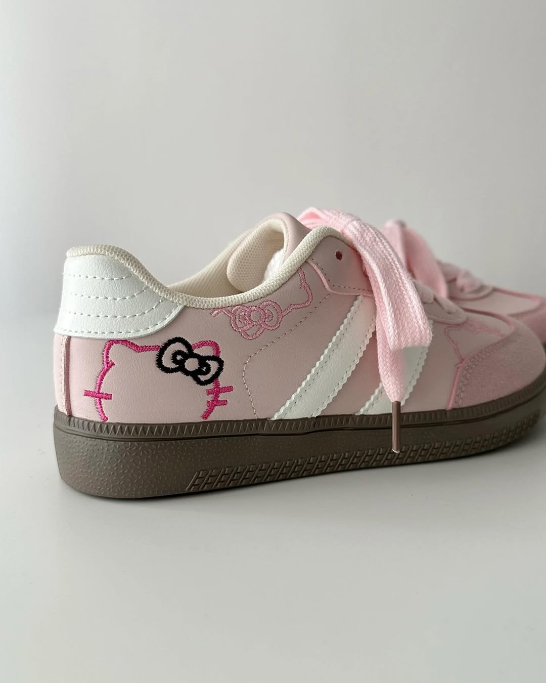 Cinnawrld Embroidery Sneakers